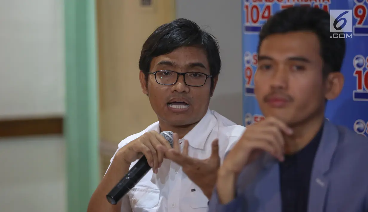 Pemerhati pendidikan Jejen Musfah memberikan penjelasan saat diskusi terkait Full Day School di Warung Daun, Jakarta (17/6). Sebagian pihak menilai, para murid akan merasa tersandera bila harus berada di sekolah selama 8 jam. (Liputan6.com/Faizal Fanani)