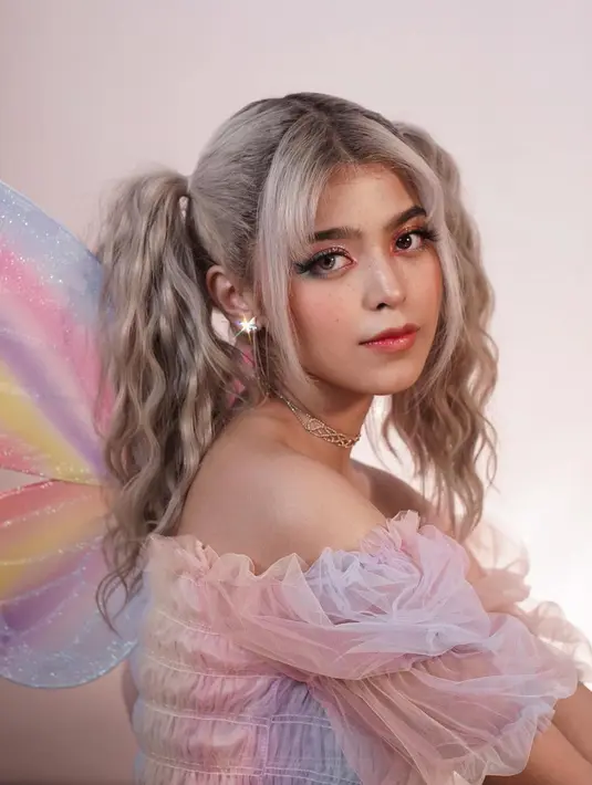 Dengan penampilannya ini, kadang kala banyak yang menyebut bahwa pelantun tembang 'Tell Me' ini nampak lebih dewasa dari usianya. Kendati demikian, ia tetap terlihat menawan dan cocok dengan warna rambut ini. (Liputan6.com/IG/jharnabhagwani)