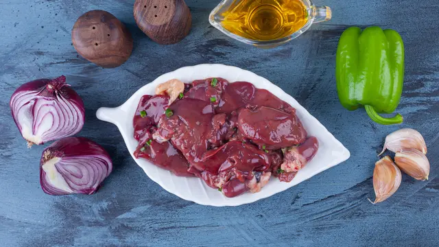 Sepiring hati sapi yang masih mentah (Foto Dok: Freepik/azerbaijan_stockers)