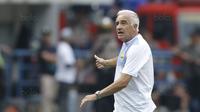 Pelatih Persib, Mario Gomez, saat pertandingan melawan Sriwijaya FC pada laga Piala Presiden di Stadion GBLA, Bandung, Selasa (16/1/2018). Persib menang 1-0 atas Sriwijaya FC. (Bola.com/M Iqbal Ichsan)