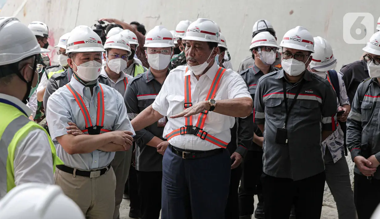 Menteri Koordinator Bidang Kemaritiman dan Investasi Luhut Binsar Panjaitan (tengah) berbincang dengan Duta Besar RRT Lu Kang (kiri) saat meninjau Tunnel 6 proyek kereta cepat Jakarta-Bandung di Puwakarta, Jawa Barat, Rabu (30/3/2022). (Liputan6.com/Faizal Fanani)