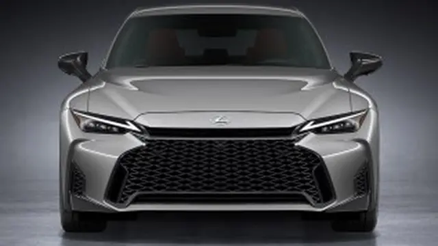 Lexus IS 350 dan IS 300h hadir dengan peningkatan performa, suspensi adaptif baru, serta fitur keselamatan Lexus Safety System+ (Lexus)