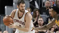 Forward Cleveland Cavaliers, Kevin Love, diperkirakan absen selama enam pekan setelah menjalani operasi lutut kiri pada Selasa (14/2/2017). (NBA)