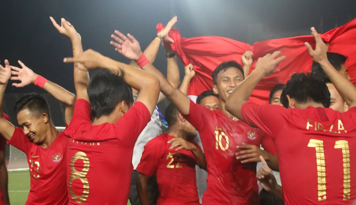 Para pemain Timnas Indonesia merayakan gelar juara Piala AFF U-22 2019 setelah mengalahkan Thailand pada laga final di Stadion National Olympic, Phnom Penh, Selasa (26/2). Indonesia menang 2-1 atas Thailand. (Bola.com/Zulfirdaus Harahap)