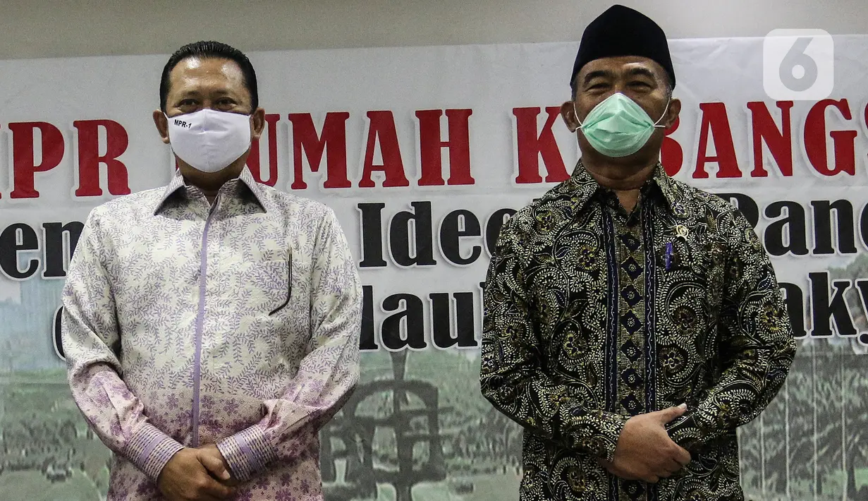 Menteri Koordinator bidang Pembangunan Manusia dan Kebudayaan Muhadjir Effendy (kanan) bersama Ketua MPR Bambang Soesatyo hadir dalam diskusi empat pilar di Kompleks Parlemen, Senayan, Jakarta, Rabu (2/12/2020). (Liputan6.com/Johan Tallo)