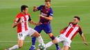 Gelandang Barcelona, Arthur berusaha melewati dua pemain Athletic Bilbao Mikel Vesga dan Unai Lopez pada lanjutan La Liga Spanyol  di stadion Camp Nou, Barcelona (23/6/2020). Barcelona menang tipis atas Bilbao 1-0 berkat gol tunggal Ivan Rakitic. (AFP/Pau Barrena)