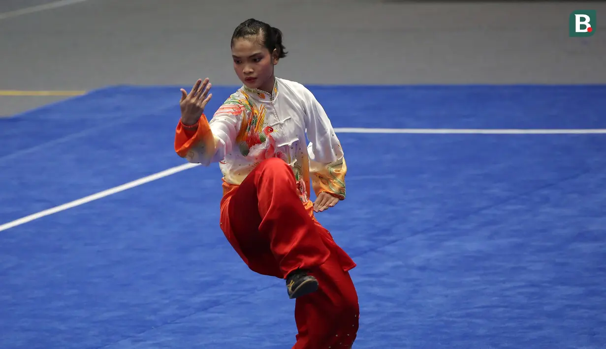 Atlet Wushu Indonesia, Alisya Mellynar saat bertanding dalam cabang olahraga Wushu nomor Taolu Tajiquan Wanita SEA Games 2021 yang berlangsung di Cau Giay Gymnasium, Hanoi, Sabtu (14/5/2022). Ia berhasil meraih medali emas setelah mengumpulkan skor 9,71. (Bola.com/Ikhwan Yanuar)