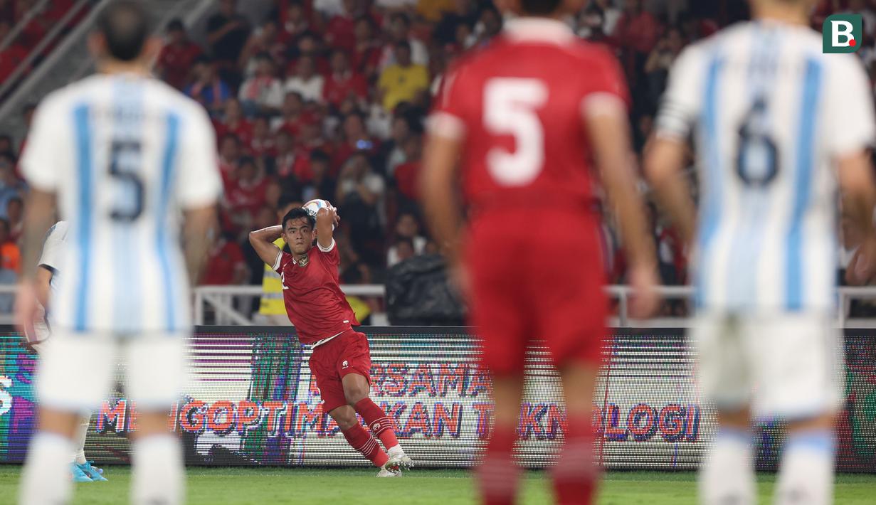 <p>Pemain Timnas Indonesia,&nbsp;Pratama Arhan (tengah), melakukan lemparan bola kedalam&nbsp;saat pertandingan FIFA Matchday 2023 melawan Timnas Argentina di Stadion Utama Gelora Bung Karno, Jakarta, Senin (19/6/2023). (Bola.com/Bagaskara Lazuardi)</p>