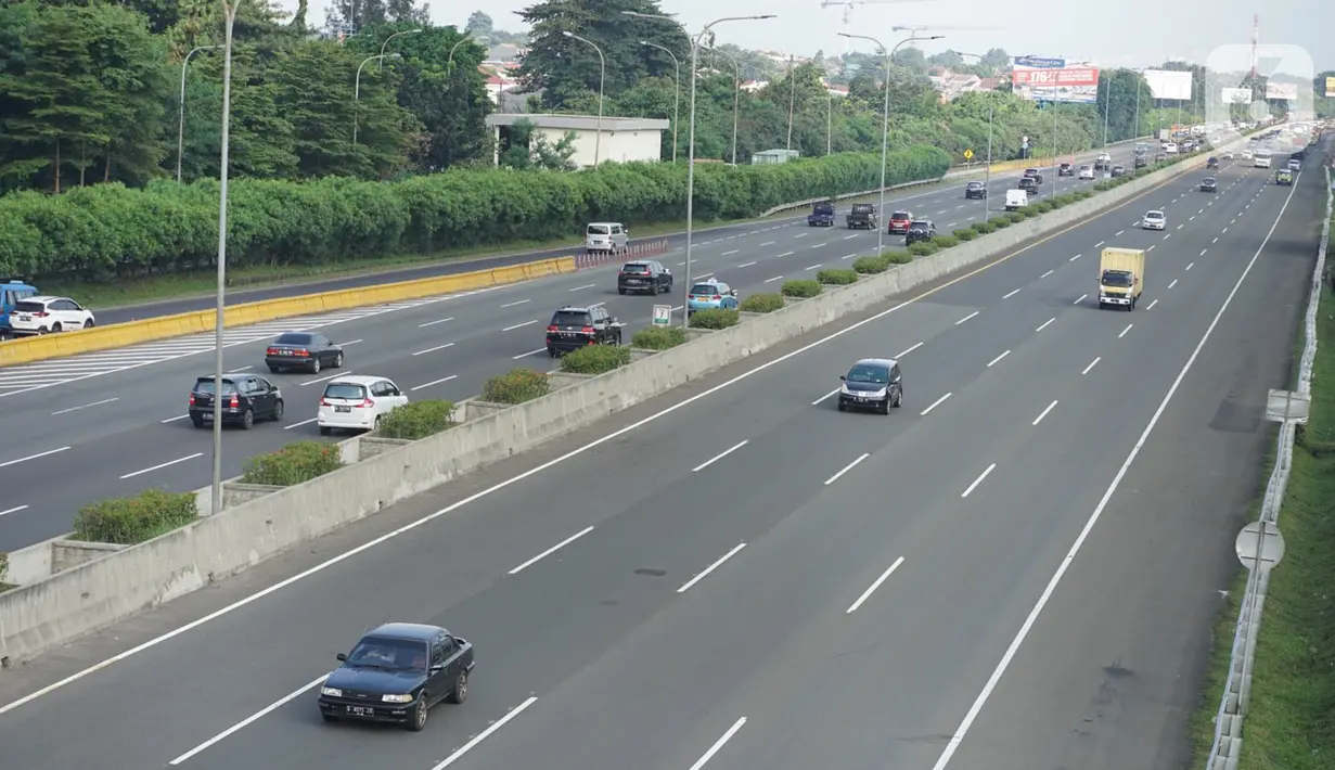 Kendaraan melintasi ruas jalan tol di Jakarta, Selasa (19/5/2020). PT Jasa Marga (Persero) Tbk memprediksi volume lalu lintas selama Lebaran akan mengalami penurunan signifikan sebesar 58,7 persen untuk pasca Idul Fitri akibat larangan mudik selama pandemi COVID-19. (Liputan6.com/Immanuel Antonius)