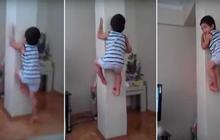 Bocah ini bisa merayap di tiang bak spiderman