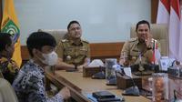 Bupati Bandung Barat Hengky Kurniawan menyambangi Pemkot Tangerang untuk mempelajari Aplikasi Porprov. (Liputan6.com/Pramita Tristiawati)