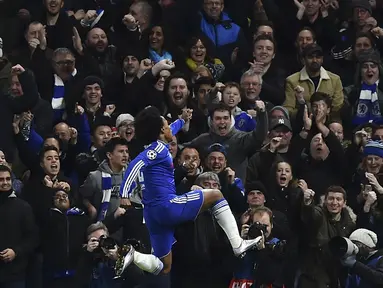Pemain Chelsea, Willian merayakan golnya ke gawang FC Porto pada lanjutan Liga Champions leg kedua grup G di Stadion Stamford Bridge, London, Kamis (10/12/2015) dini hari WIB. (AFP Photo/Ben Stansall)