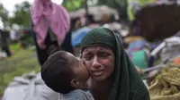 Pengungsi Rohingya yang berhasil menyeberang dari Myanmar ke perbatasan Bangladesh  (AP Photo/Bernat Armangue)