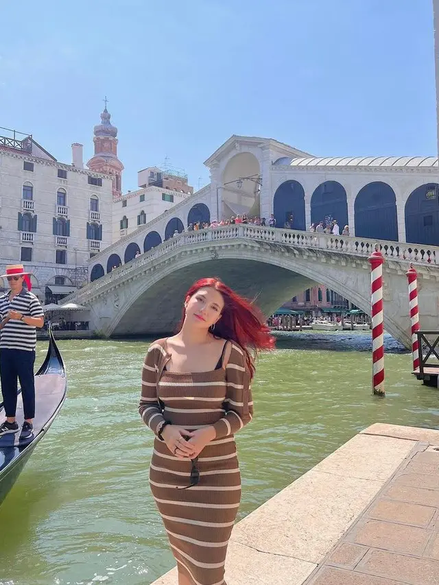 10 Gaya Kasual Cassandra Lee Liburan di Eropa, Makin Menawan di Usia 21 Tahun