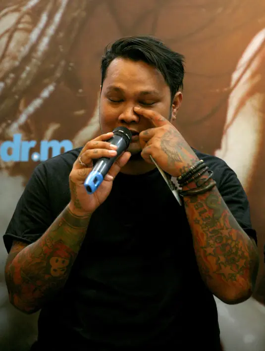 Projek solo penyanyi Virgoun telah selesai dengan hadirnya album kompilasi. Setelah itu, Virgoun berjanji kembali bersenang-senang dengan musik rocknya oleh Last Child. (Nurwahyunan/Bintang.com)