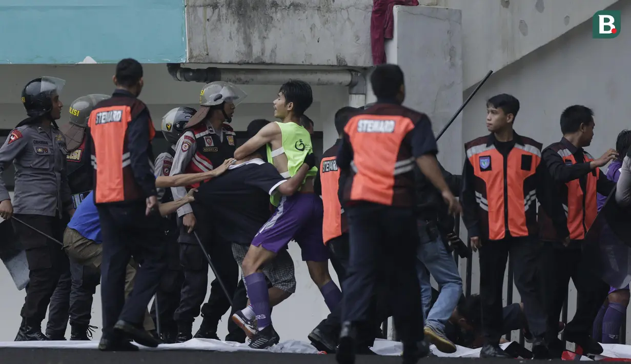 Pemain Persita Tangerang berusaha mengamankan suporter saat melawan Kalteng Putra pada laga Liga 2 di Stadion Pakansari, Jawa Barat, Selasa (4/12). Kalteng menang 2-0 atas Persita. (Bola.com/M. Iqbal Ichsan)