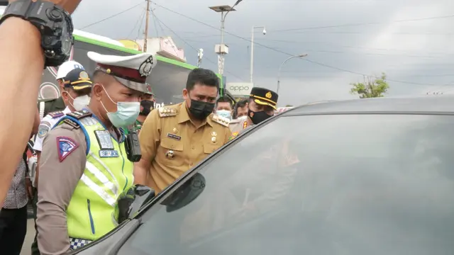 Cegah Warga Medan Tertular Covid-19, Bobby Nasution Tinjau Langsung Penyekatan Batas Kota