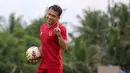 Pemain Timnas Indonesia, Egy Maualana Vikri saat sesi latihan terbuka yang berlangsung di Training Ground Bali United, kawasan Pantai Purnama, Gianyar pada Jumat (16/12/2022). Ini adalah sesi latihan terbuka terakhir yang bisa diliput oleh awak media sebelum bertolak ke Jakarta pada Minggu nanti. (Bola.com/Maheswara Putra)
