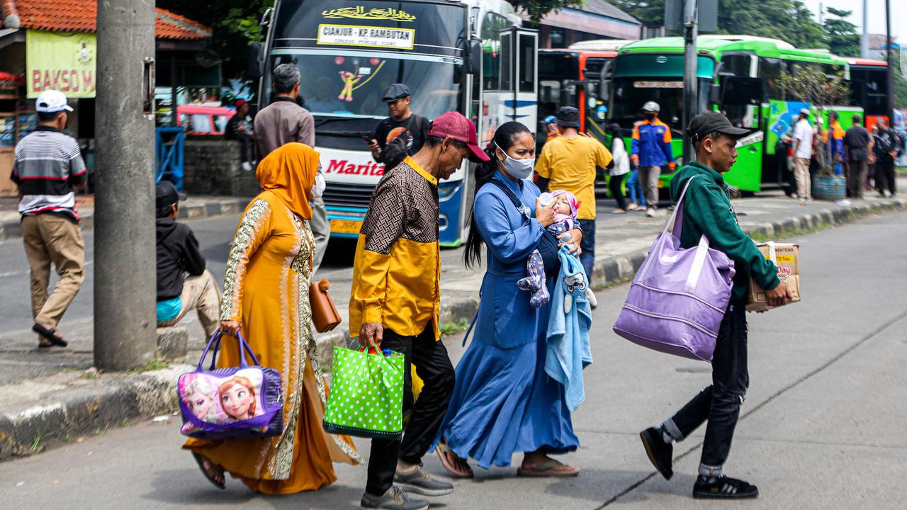 Aturan Sedang Disusun, Masyarakat Dilarang Merokok di Area Transportasi Umum