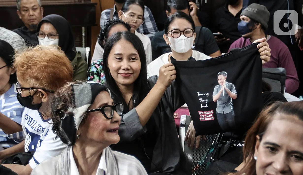 Salah seorang Elizer Angels, pendukung Richard Eliezer Pudihang Lumiu atau Bharada E menunjukkan sebuah tas saat menyaksikan terdakwa Richard Eliezer Pudihang Lumiu menjalani sidang dengan agenda pembacaan tuntutan oleh Jaksa Penuntut Umum (JPU) dalam kasus pembunuhan Brigadir Yosua Hutabarat atau Brigadir J di Pengadilan Negeri Jakarta Selatan, Rabu (18/1/2023). Richard Eliezer Pudihang Lumiu dituntut 12 tahun penjara. (Liputan6.com/Johan Tallo)