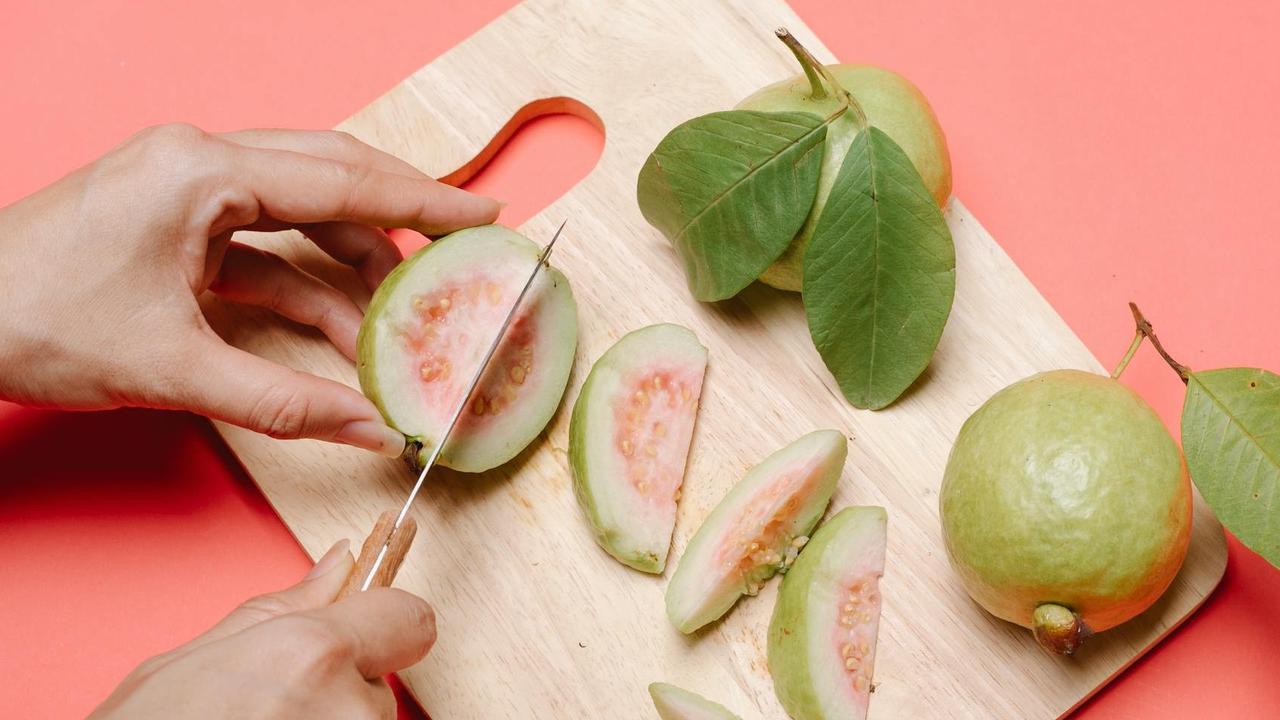 7 Manfaat Jambu Biji yang Terbukti Efektif Menurunkan Kadar Kolesterol