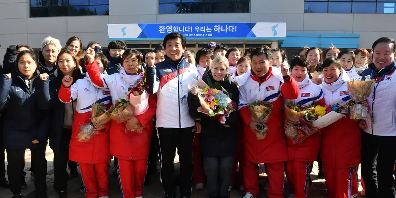 Disambut Dengan Bunga, Tim Hoki Es Korea Utara tiba di Korea Selatan