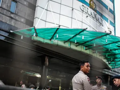 Personel kepolisian disiagakan jelang penyitaan aset di Gedung Granadi, Jakarta, Senin (17/12). Penjagaan ketat tersebut dikarenakan akan ada aksi yang menuntut semua aset Soeharto, keturunan dan kroni-kroninya disita negara. (Liputan6.com/Faizal Fanani)