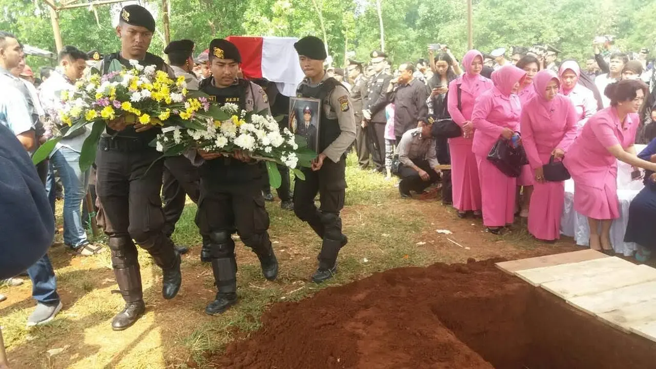 Briptu Taufan dimakamkan dalam sebuah upacara pelepasan di di TPU Pondok Rangon, Bekasi.   