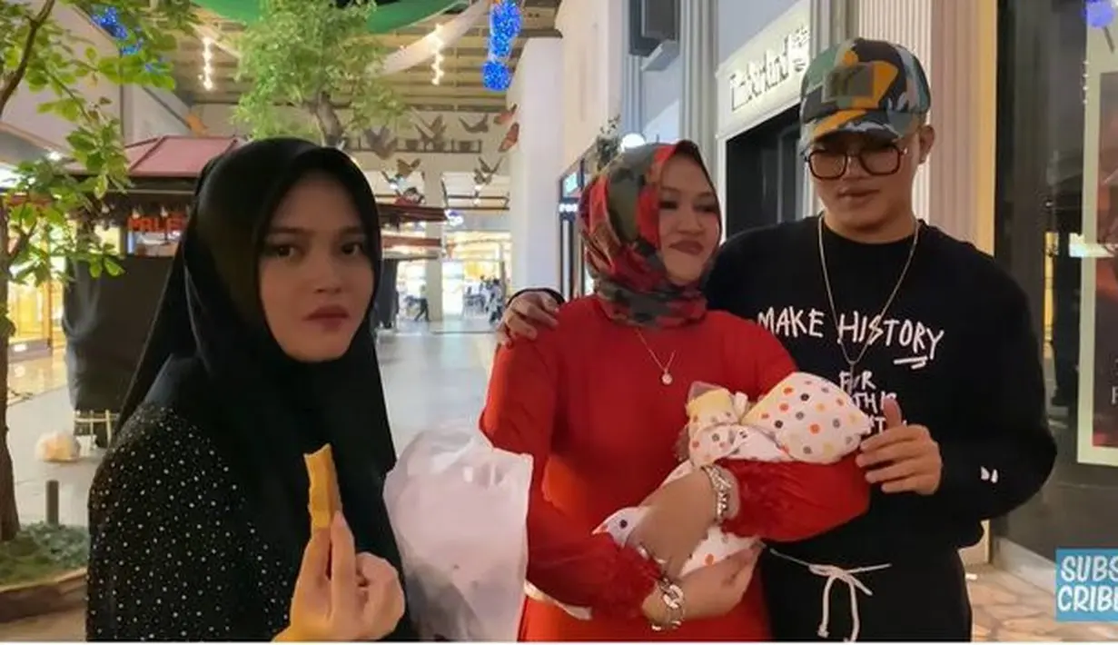 Momen Saat Anak Sule Bertemu Ibunya, Rizky Febian Gendong Bayi Lina (sumber:YouTube/Putri Delina)