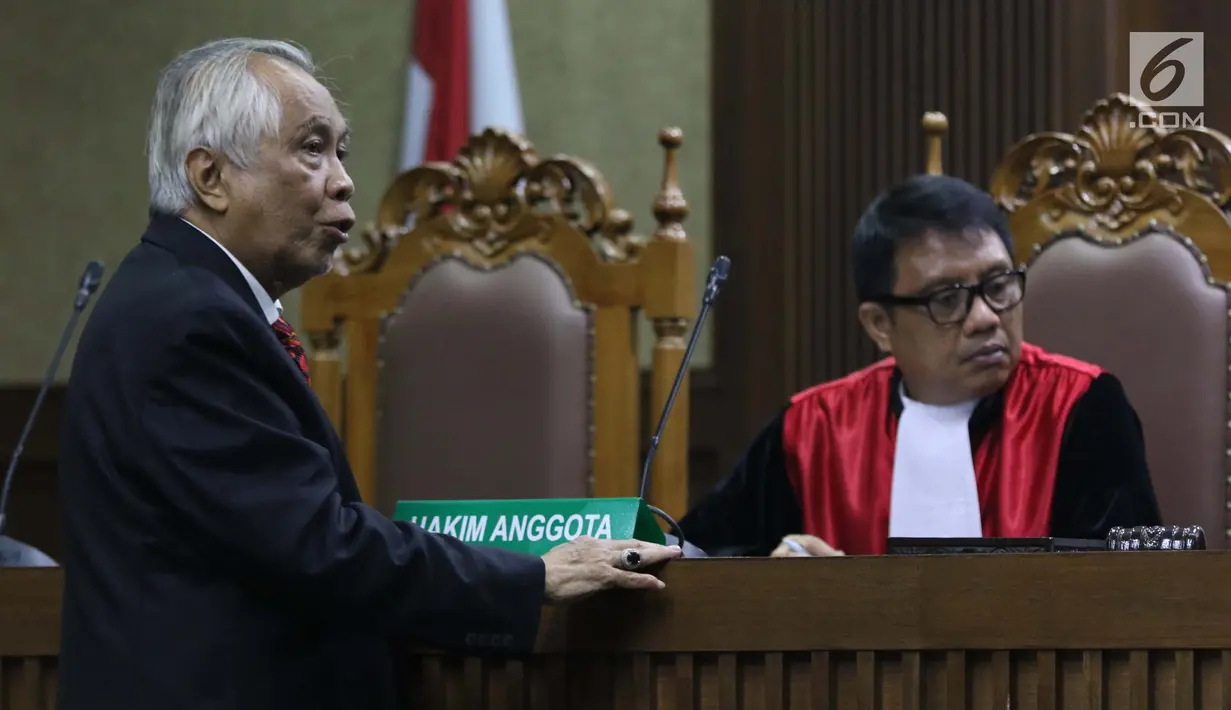 Terpidana kasus suap hakim dan panitera PTUN Medan, OC Kaligis (kiri) saat sidang pengajuan permohonan PK ke-2 di PN Jakarta Pusat, Rabu (10/4). Sebelumnya, MA mengabulkan PK OC Kaligis dan mengurangi masa penahanan OC Kaligis sebanyak tiga tahun. (Liputan6.com/Helmi Fithriansyah)