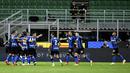 Para pemain Inter Milan merayakan gol yang dicetak oleh Danilo D'Ambrosio ke gawang Fiorentina pada laga Seria A di Stadion Giuseppe Meazza, Minggu (27/9/2020). Inter Milan menang dengan skor 4-3. (AP/Luca Bruno)