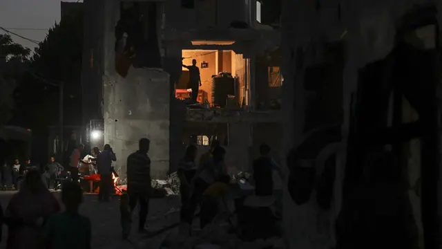 FOTO: Hidup di Antara Reruntuhan Bangunan Usai Konflik Hamas - Israel