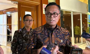 Chief Operating Officer (COO) Danantara, Dony Oskaria berkomentar mengenai kenaikan harga BBM Pertamax di Kompleks Parlemen, Jakarta, Rabu (10/6/2026).