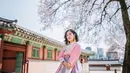 Setelah Kimono, Dian Sastrowardoyo terlihat semakin memesona dalam balutan busana tradisional Korea, atau yang dikenal dengan nama Hanbok. Dian tampil menawan dengan Hanbok bernuansa warna pastel yang manis banget. (Liputan6.com/IG/@therealdisastr)