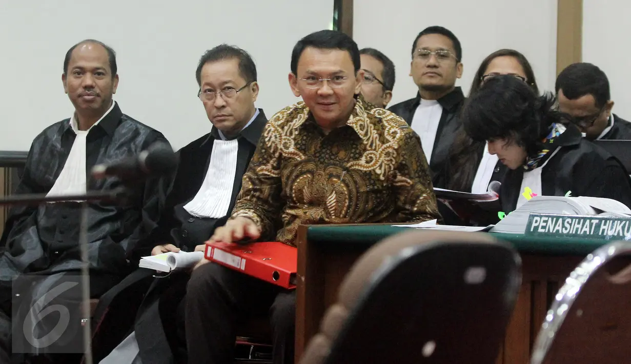 Gubernur DKI Jakarta nonaktif, Basuki T Purnama bersama kuasa hukumnya menjalani persidangan Lanjutan di Kementan, Jakarta Selatan, Selasa (17/1). Sidang ke-6 mendengarkan empat keterangan saksi dari pihak penuntut umum. (Liputan6.com/Resa Esnir/Pool)