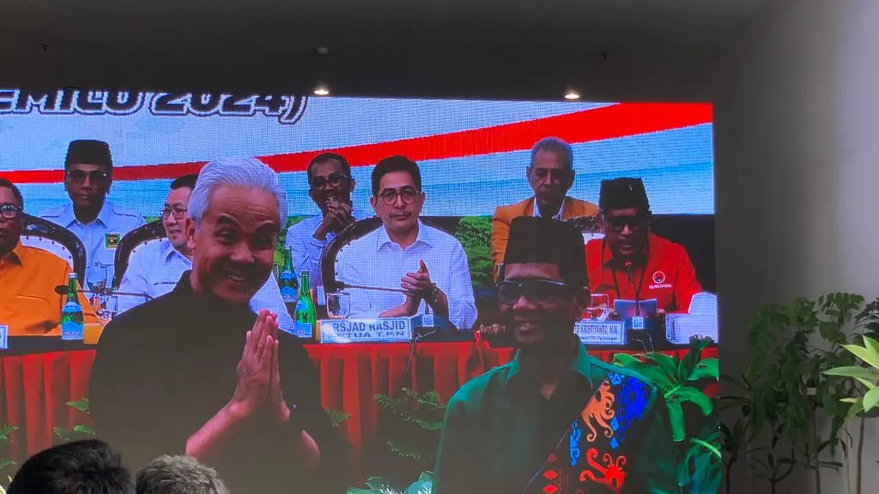Pasangan Ganjar Pranowo-Mahfud Md di Kantor DPP PDIP, Rabu, (18/10/2023) (Liputan6.com/Delvira Hutabarat)