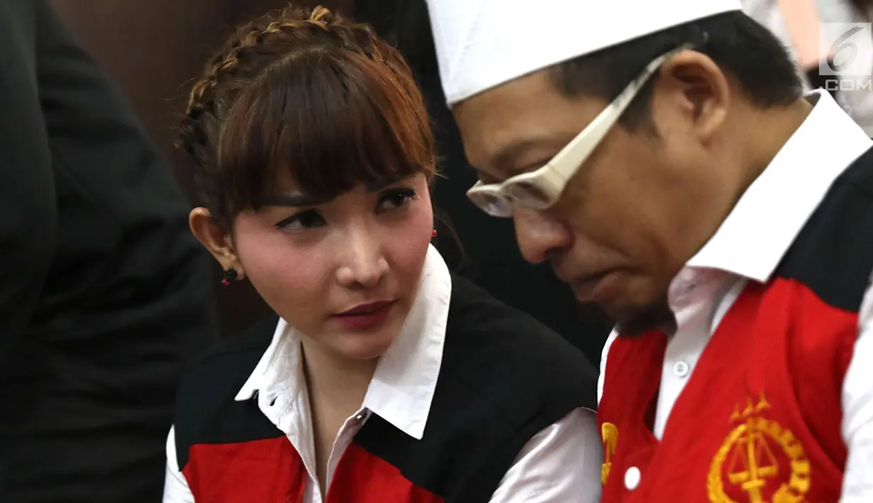 Roro Fitria menjalani sidang lanjutan kasus dugaan penyalahgunaan narkotika di PN Jakarta Selatan, Jakarta, Kamis (5/7). Rambut wanita 28 tahun itu pun tertata rapi dengan pola kepang dan digulung ke belakang. (Liputan6.com/Immanuel Antonius)