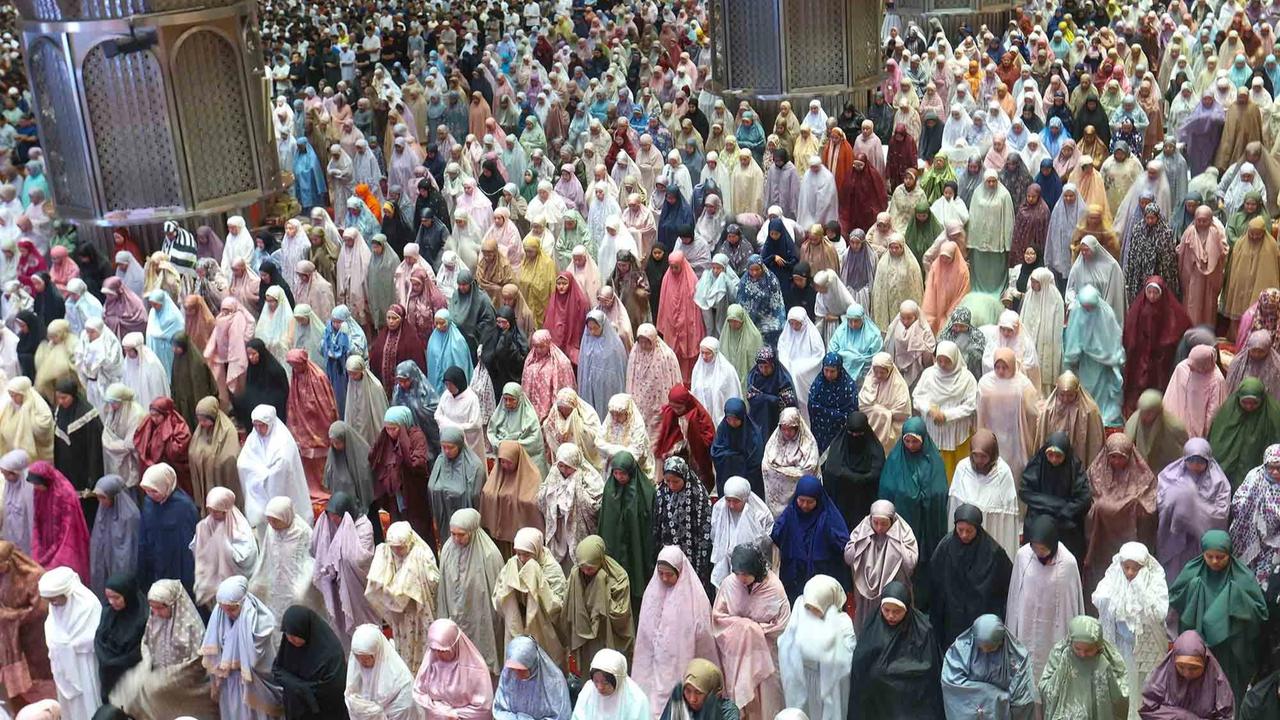 FOTO: Ribuan Jemaah Padati Masjid Istiqlal pada Tarawih Perdana Ramadan 1447 H