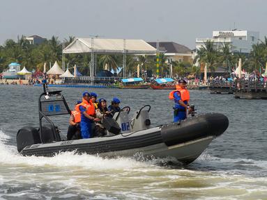 Ditpolair Baharkam Mabes Polri melakukan patroli memburu buaya di Teluk Jakarta, Rabu (17/6). Patroli dilakukan guna mencari buaya yang sempat muncul di Dermaga Pondok Dayung hingga Ancol. (Merdeka.com/Imam Buhori)