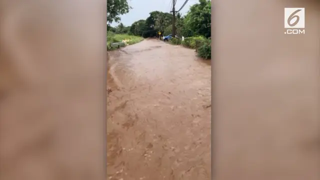 Badai tropis Olivia membawa banjir besar beserta lumpur ke jalanan di Maui. Hal ini membuat jalanan terlihat seperti sungai.