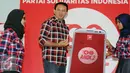  Calon Gubernur DKI Basuki Tjahaja Purnama (tengah) usai menandatangani replika aplikasi Go Ahok2 saat diluncurkan di Jakarta, Senin (28/11). Aplikasi ini untuk memudahkan arus informasi Cagub dan Cawagub Ahok-Djarot. (Liputan6.com/Helmi Fithriansyah)