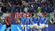 Timnas Italia merayakan gol penyeimbang ke gawang Albania yang dicetak oleh Alessandro Bastoni pada laga grup B Euro 2024 di Signal Iduna Park (AP Photo/Alessandra Tarantino)