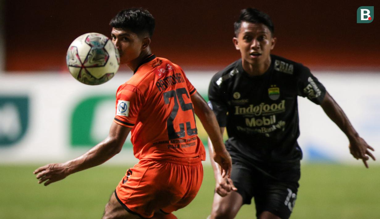 Kejadian bermula pada menit ke-84 saat Esteban Vizcara yang mendapatkan umpan dari Beckham Putra, langsung melepaskan tendangan dari kotak penalti. Namun, bola hasil sepakannya keras mengarah ke bagian perut Ramadhan. (Bola.com/Bagaskara Lazuardi)