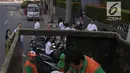 Petugas membawa sampah plastik ke dalam truk selama program World Cleanup Day di Kawasan Bundaran HI, Jakarta, Sabtu (15/9). Kegiatan ini diikuti oleh berbagai kalangan dari masyarakat, anak-anak sekolah. (Merdeka.com/Imam Buhori)