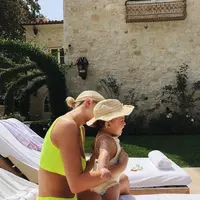 Dengan bikini warna kuning terang, Kylie Jenner nampak seperti memeragakan gaya Leonardo DiCaprio dan Kate Winslet di Titanic ya? (instagram/kyliejenner)