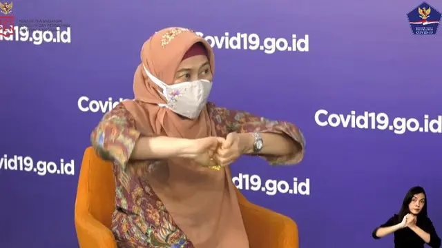 Dokter Dewiyana Andari Kusmana memberikan contoh mencuci tangan yang baik (Tangkapan Layar Youtube BNPB)