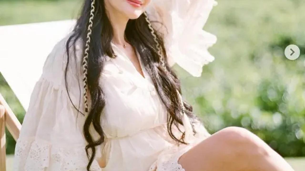 6 Model Rambut Panjang Bergelombang ala Luna Maya, Simpel Tapi Classy