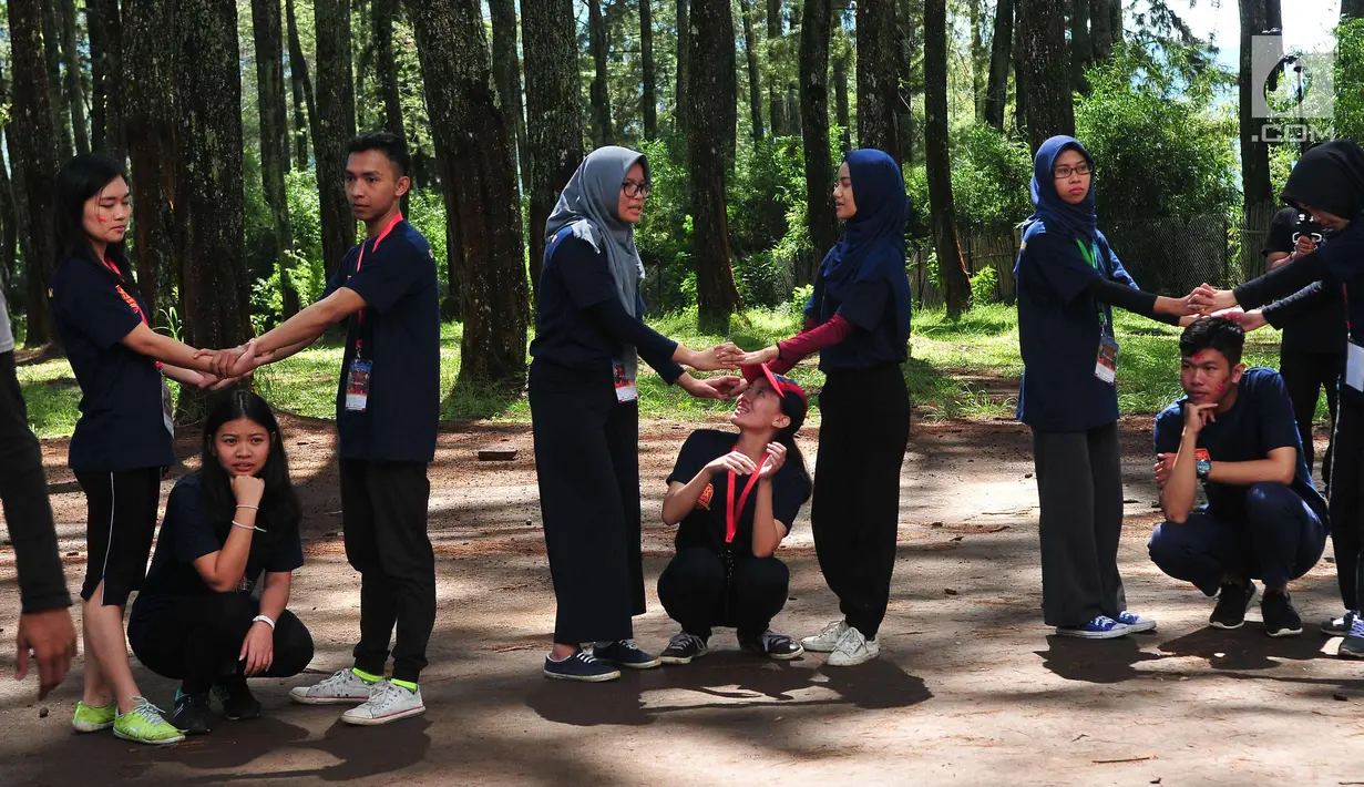 Sejumlah peserta mengikuti game di Jambore Citizen Journalist Academy Energi Muda Pertamina di Cikole, Bandung (16/11). Jelang Awarding, para finalis menjalani beberapa rangkaian acara. (Liputan6.com/Helmi Afandi)