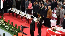 Presiden Joko Widodo atau Jokowi didampingi Kapolri Jenderal Tito Karnavian saat menjadi inspektur upacara pada peringatan HUT ke-72 Bhayangkara di Jakarta, Rabu (11/7). Jokowi meminta personel Polri membuang budaya koruptif. (Liputan6.com/JohanTallo)