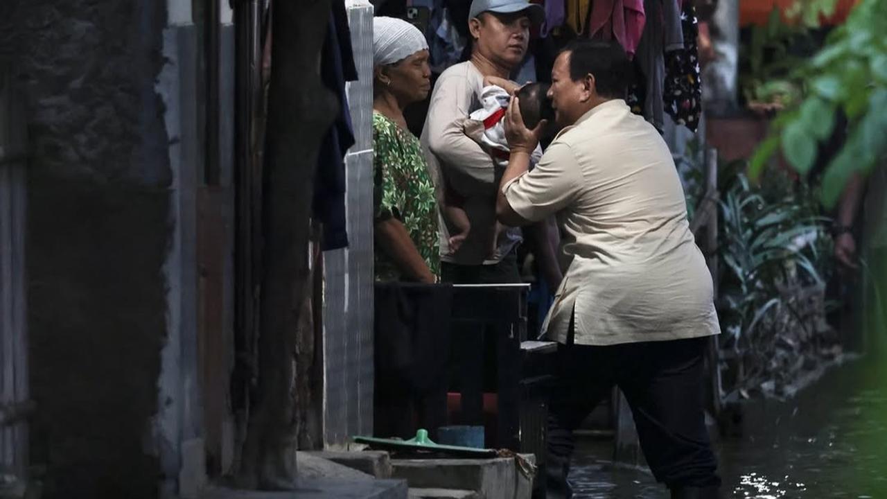 Prabowo Terjun Langung ke Warga Terdampak Bajir di Kabupaten Bekasi